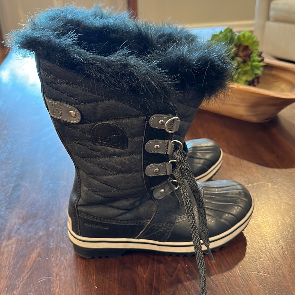 Sorel girls snow boots size 5.